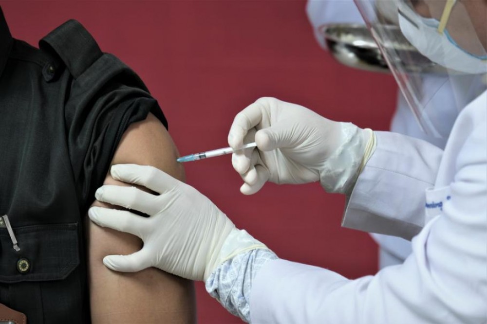 Un bărbat s-a vaccinat de 17 ori pentru a primi bani. Vindea certificatele verzi persoanelor antivacciniste